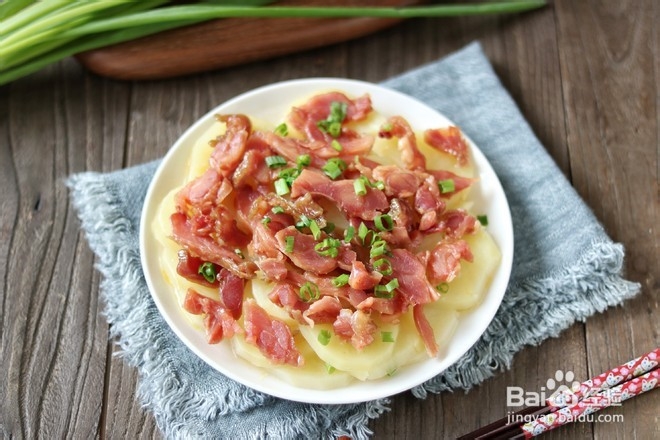 如何做腊鸡腿蒸土豆