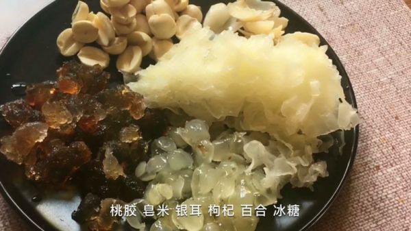 桃胶皂米银耳汤