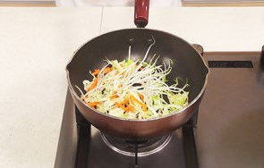 家常菜：包菜爆炒方便面