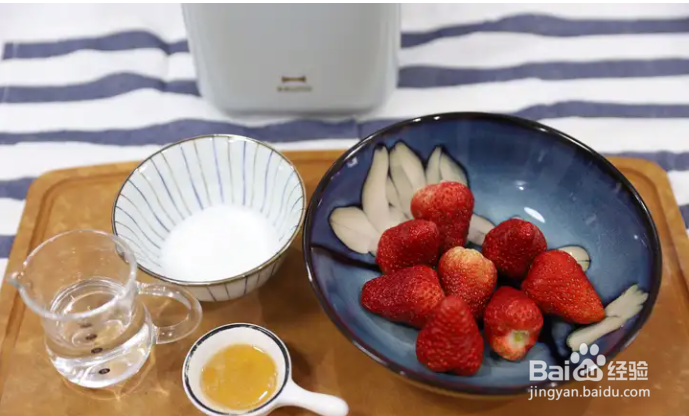 在家学做草莓冰淇淋