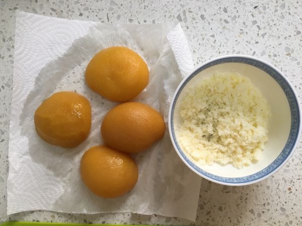 黄桃椰蓉心形面包