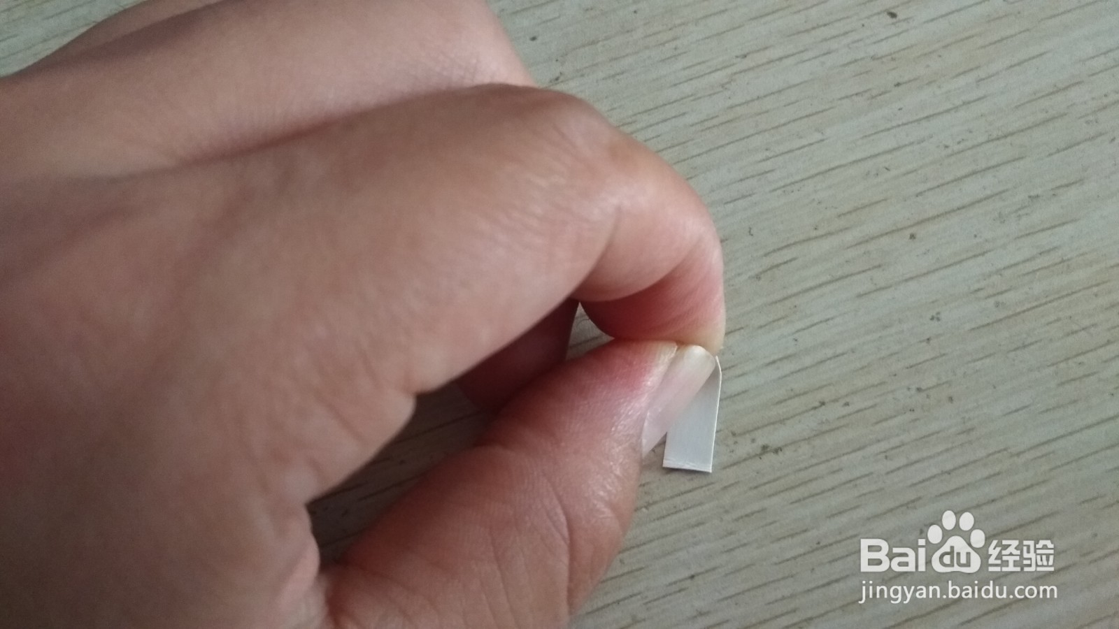 如何用一小块长方形硬卡纸做简易的钢笔的支架