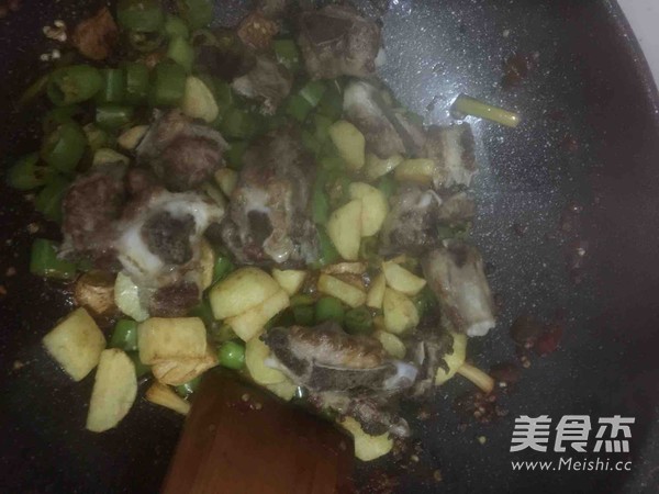 青椒土豆排骨