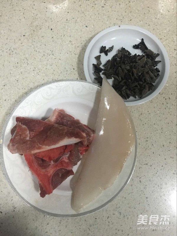 鲜鱿木耳骨头汤