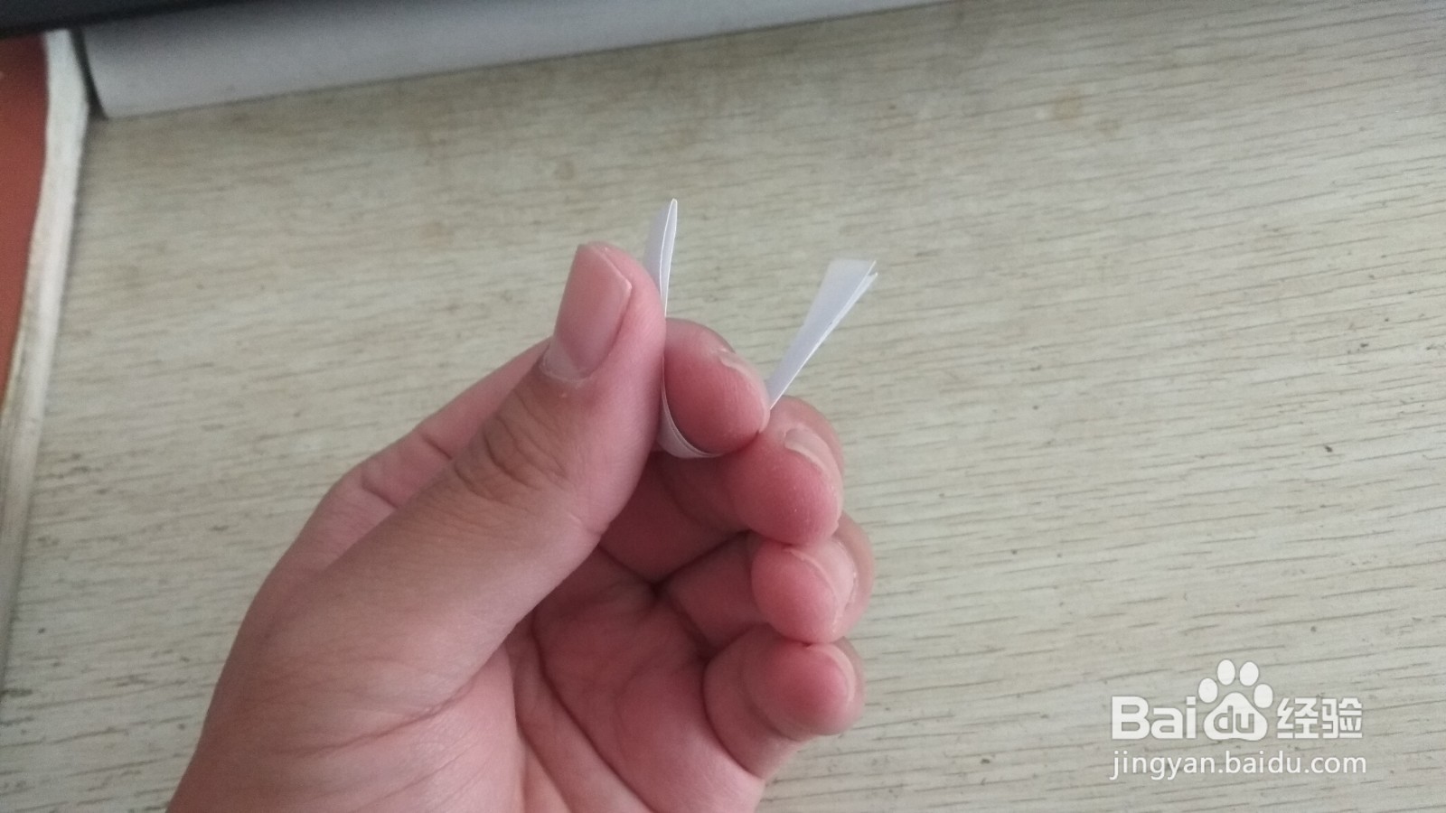 如何用一个长方形纸条做两面放中性笔的支架