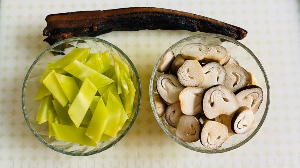 草菇青笋炒腊肉