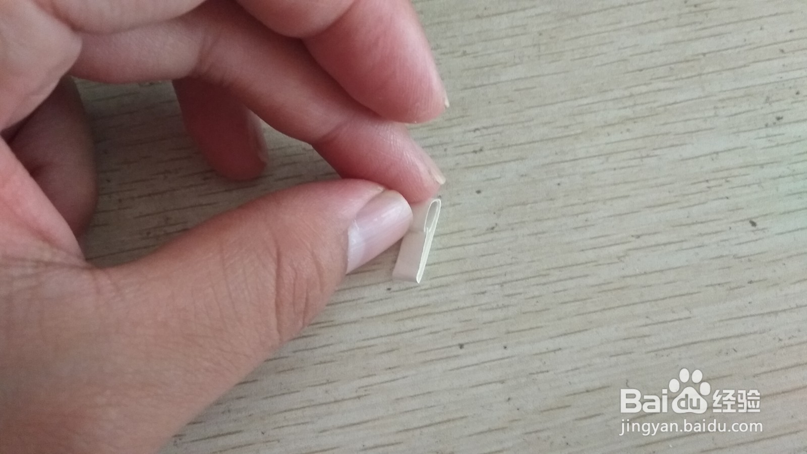 如何用一小块长方形水彩画纸做简易的手机支架