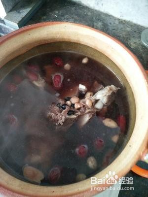 怎么做营养丰富的黑豆牛骨汤