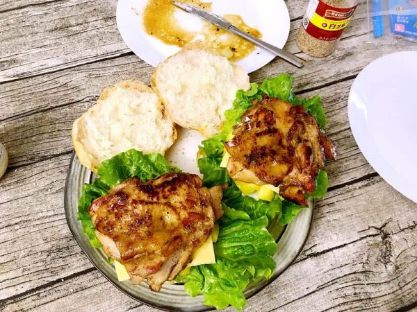 黑椒鸡腿肉芝士菠萝堡