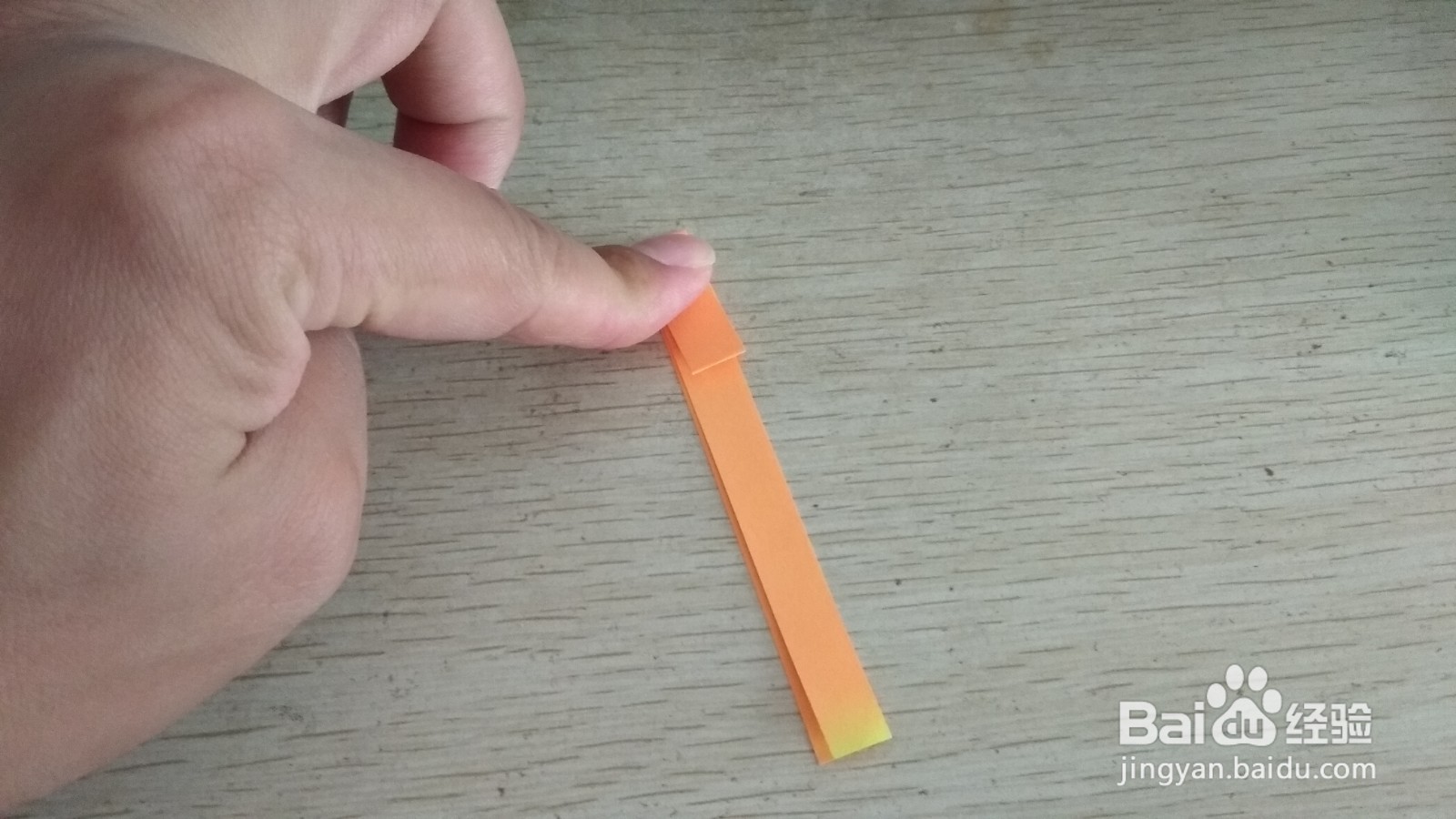 如何用一个细长的纸条做两支中性笔的支架