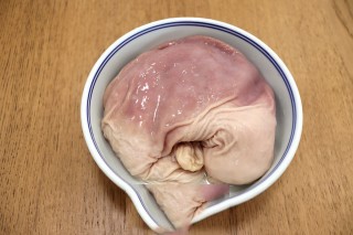 如何在家就能简单做一份猪肚白果鸡汤呢？