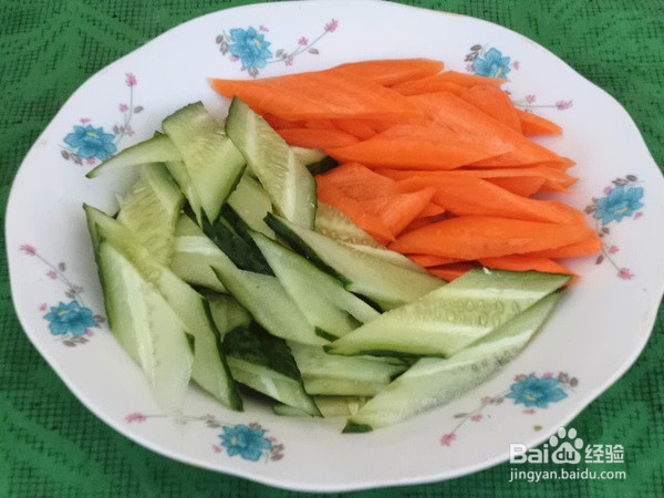 胡萝卜黄瓜炒鸡蛋的做法