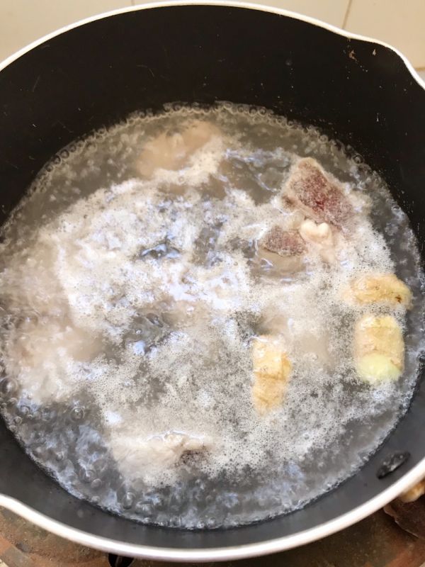 石斛海底椰排骨汤