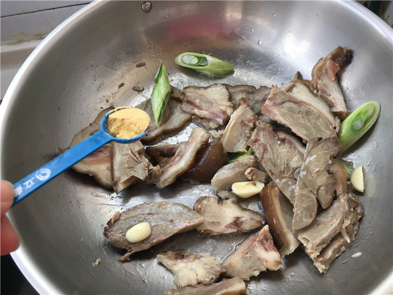 鲍鱼酱肘焖土豆的做法