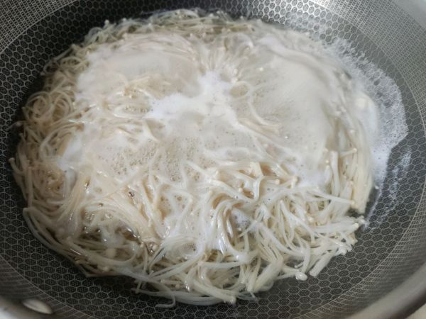 凉拌香菜金针菇