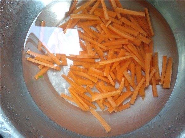 清脆可口的芹菜炒胡萝卜，让你唇齿留香!