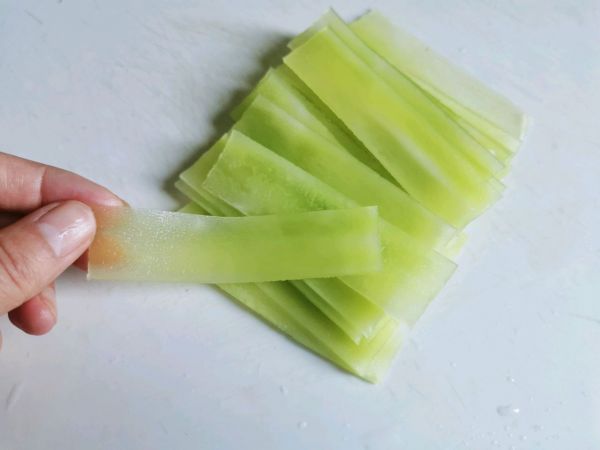 凉拌脆爽莴笋结