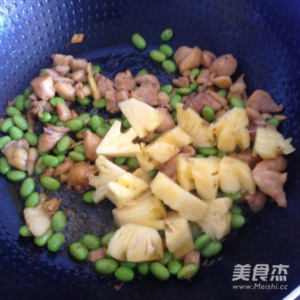 莓干三色鸡丁