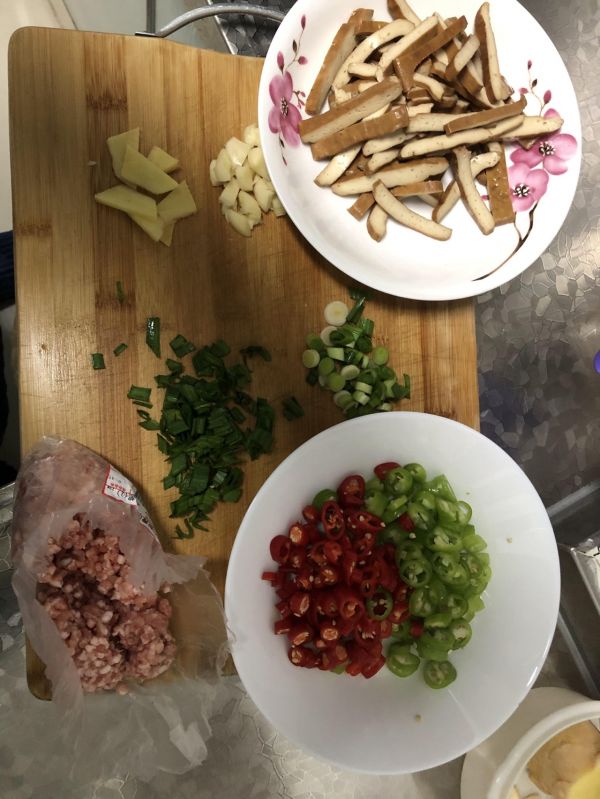 辣椒炒香干肉沫