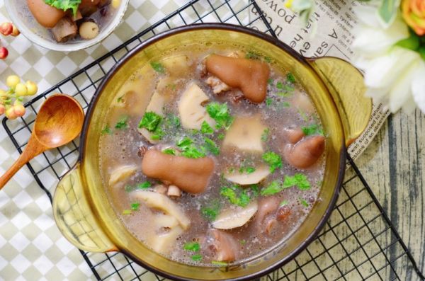 五谷猪蹄莲藕汤