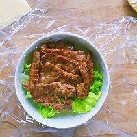 香辣味的牛肉贝果三明治