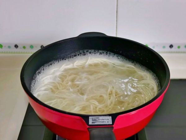 干贝酸辣凉拌面