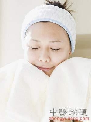 常用热毛巾敷脸 轻松排毒赶走肌肤暗沉