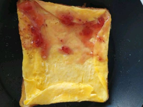 奶香草莓鸡蛋吐司