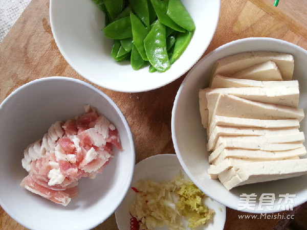 五花肉炒煎豆腐荷兰豆