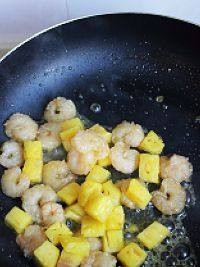 如何做出好吃的凤梨虾球