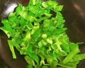 健康养生佳品青椒爆炒鸭胗的做法