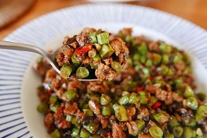 养生食补榄菜肉末四季豆的做法