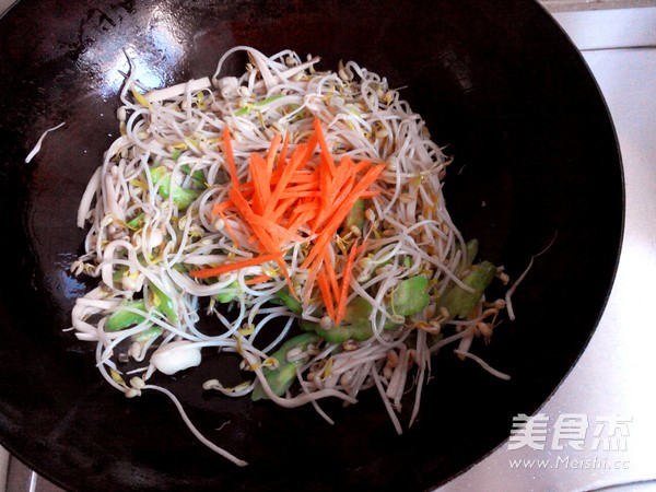 苦瓜炒三丝的做法