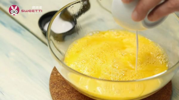 做一次扎实的菠菜鸡蛋糕，蘸汁超美味！