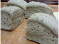 怎样做香软诱人的全麦黑芝麻面包