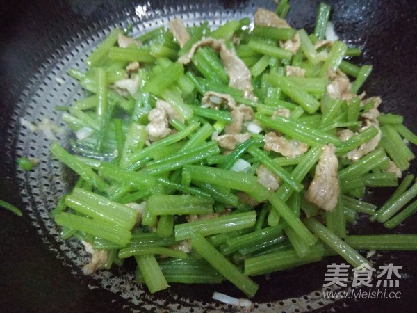 肉炒香芹的做法