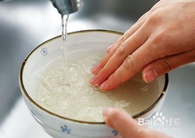 美白有密招,用淘米水洗脸。