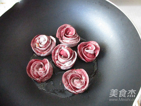 玫瑰花煎饺的做法
