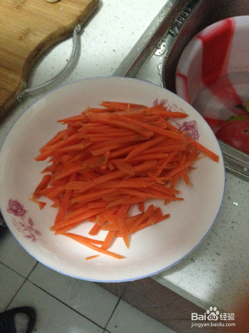 清炒胡萝卜。
