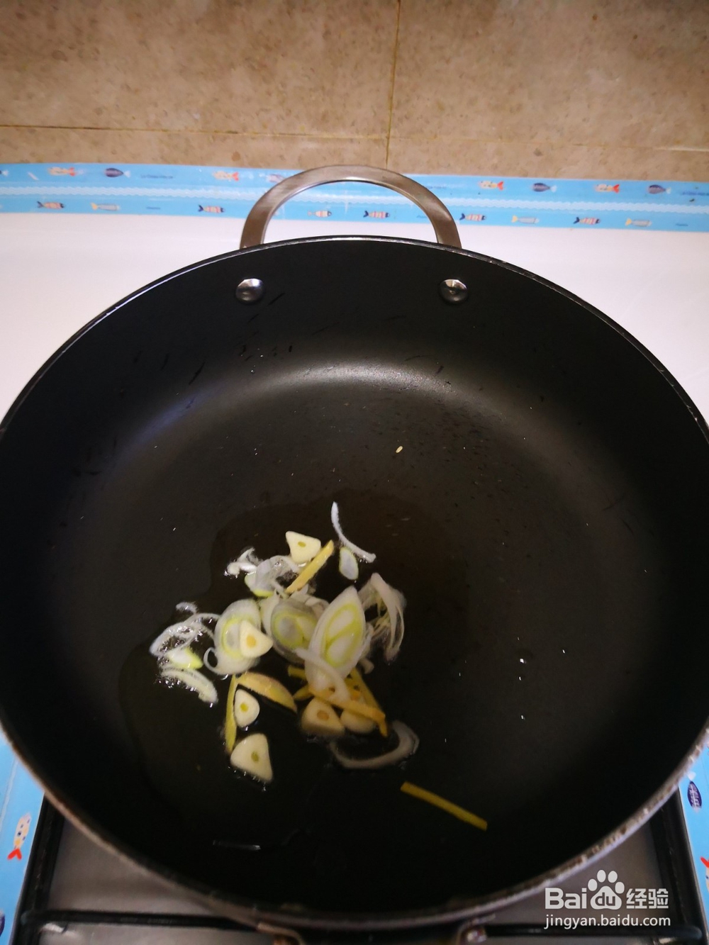 制作美味的青椒丝炒胡萝卜丝