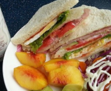 煎蛋火腿三明治