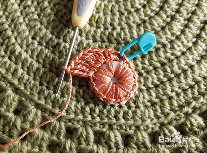 毛线装饰钮扣心形的钩编方法