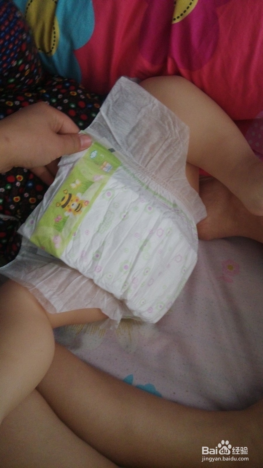 怎么给小宝宝兜尿不湿穿纸尿裤