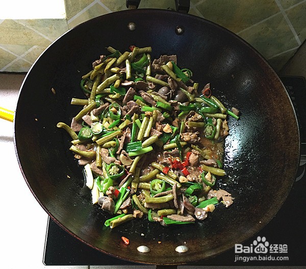 酸豆角炒鸡杂的做法