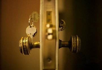 孩子睡觉不让关房门尤其不让关父母的门怎么办？