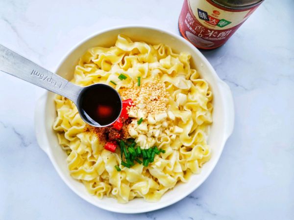 香拌油泼刀削面