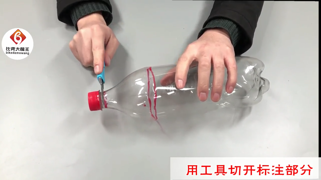 把塑料瓶粘在木板上，放厨房超实用