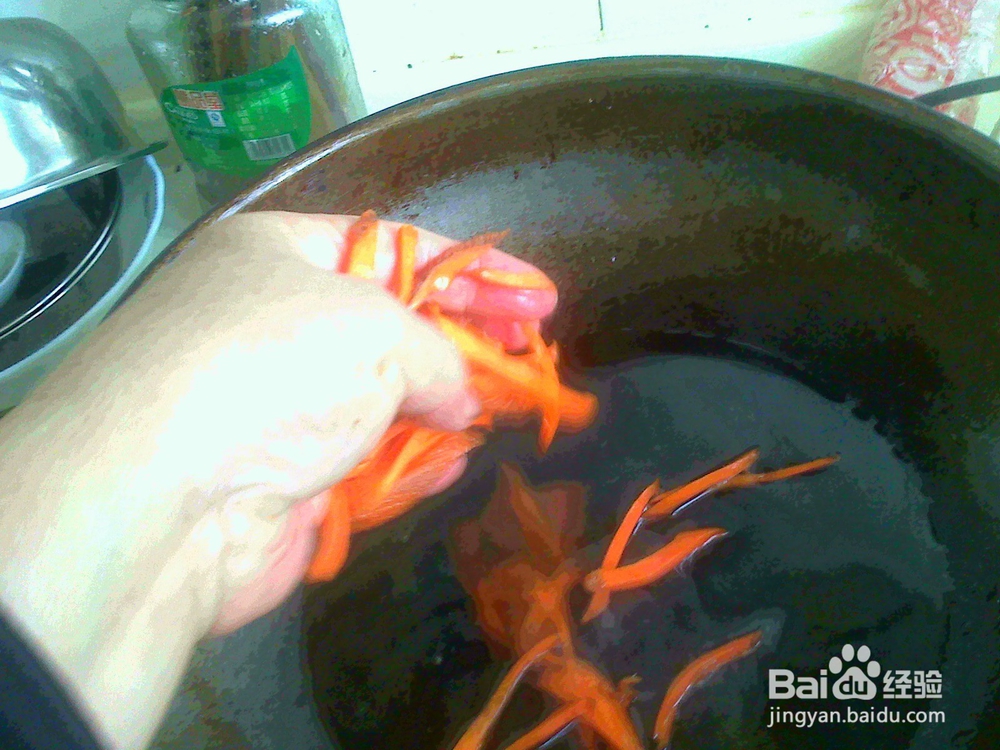 怎样做好西红柿焖梭鱼[姜丝胡萝卜丝西红柿打底]