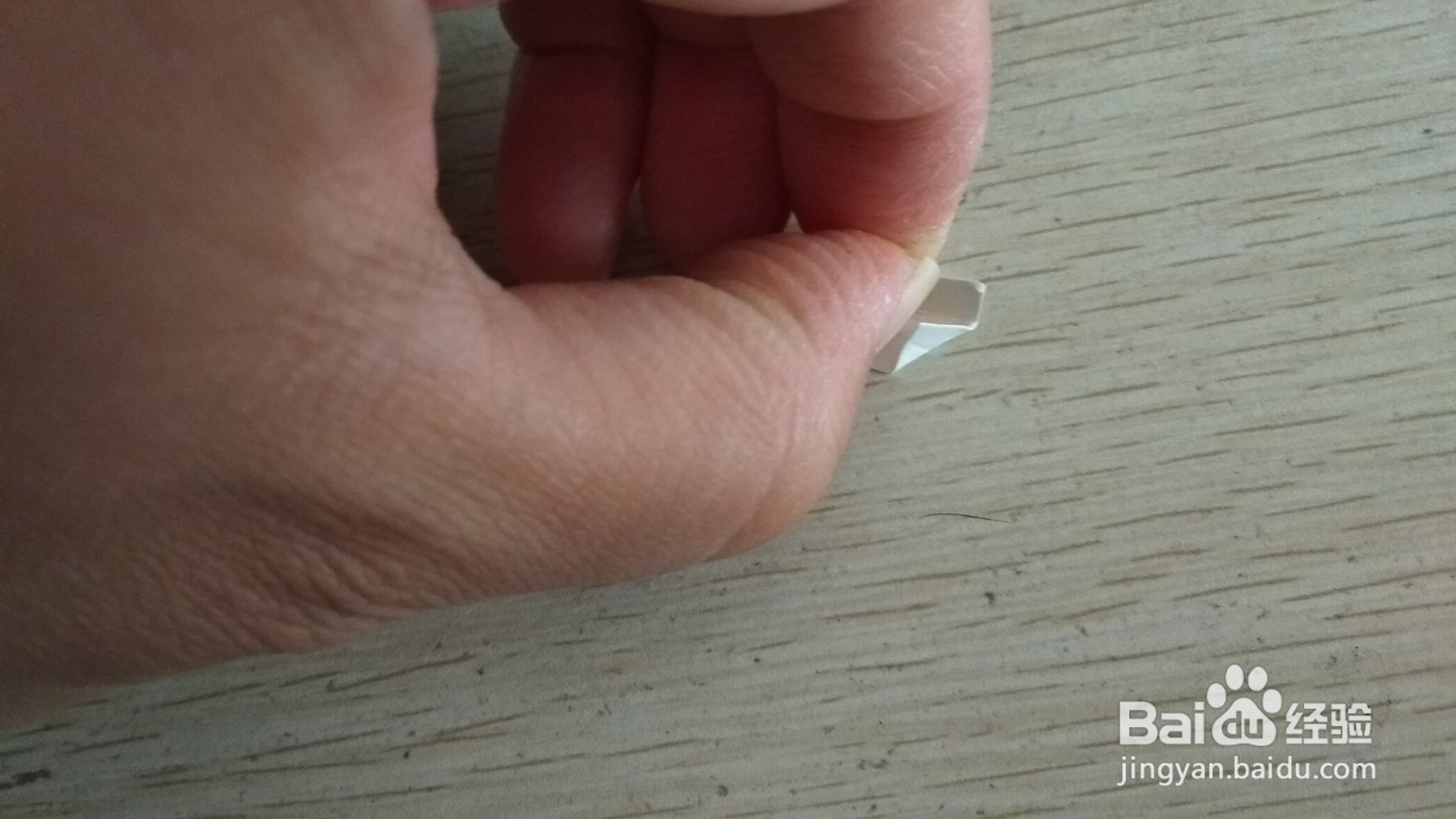 如何用一小长方形硬卡纸做简易的单个中性笔支架