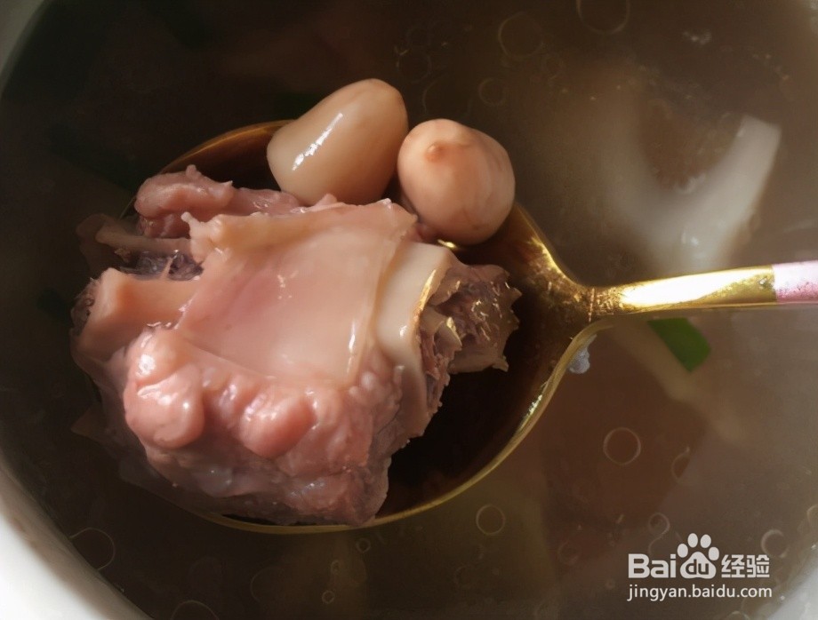 家庭自制花生排骨莲藕汤